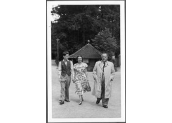 Nr. 147 v.l.n.r. Richard, Elisabeth, Karl Amadeus Hartmann. Tierpark Hellabrunn München. 1950. Foto privat ©Hartmann-Gesellschaft