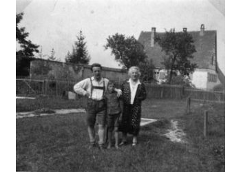 Nr. 300 v.l.n.r. Karl Amadeus, Kind (unbekannt), Gertrud Hartmann. Ort unbekannt. Datum unbekannt. Foto privat ©Hartmann-Gesellschaft