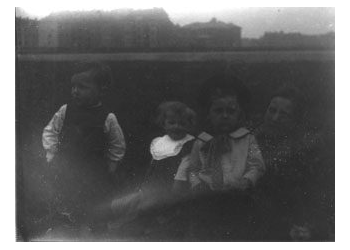 Nr. 314 v.l.n.r. Adolf, Fritz, Richard, Gertrud Hartmann. Ort unbekannt. Datum unbekannt. Foto privat ©Hartmann-Gesellschaft