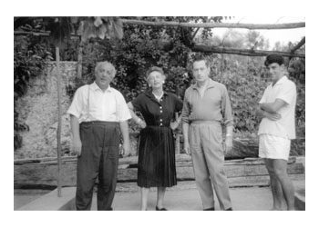 Nr. 327 v. l. n. r.: Karl Amadeus Hartmann, Lotte und Herbert Sostmann mit Richard Hartmann (Sohn). Laigueglia. Datum unb. Foto privat © Karl Amadeus Hartmann-Gesellschaft